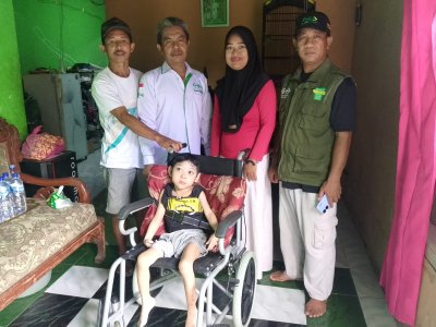 Gerak Cepat LAZISNU Balongbendo: Serahkan Bantuan Kursi Roda untuk Adek Ozzi di Temenggungan Balongbendo